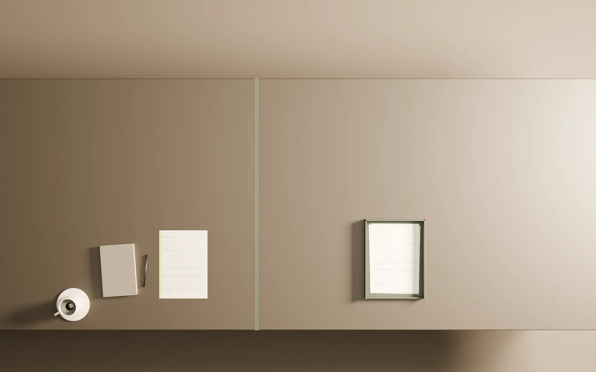 Draufsicht auf den Tisch: Ein schmaler Stahlstreifen teilt ihn. Auf der einen Seite steht eine Briefablage mit Blättern, auf der anderen liegen ein Blatt mit Lime-Kante, eine geschlossene Kladde, ein Stift und eine Tasse.