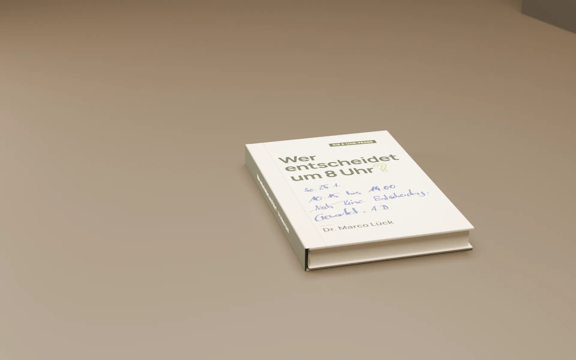 Das Buch „Wer entscheidet um 8 Uhr?“ von Dr. Marco Lück liegt auf dem Tisch. Das Cover zeigt eine karierte Heftseite mit einer handschriftlichen Notiz: So. 25. 1., 10:15 bis 14:00, „Noch“ durchgestrichen, Keine Entscheidung, gewartet.