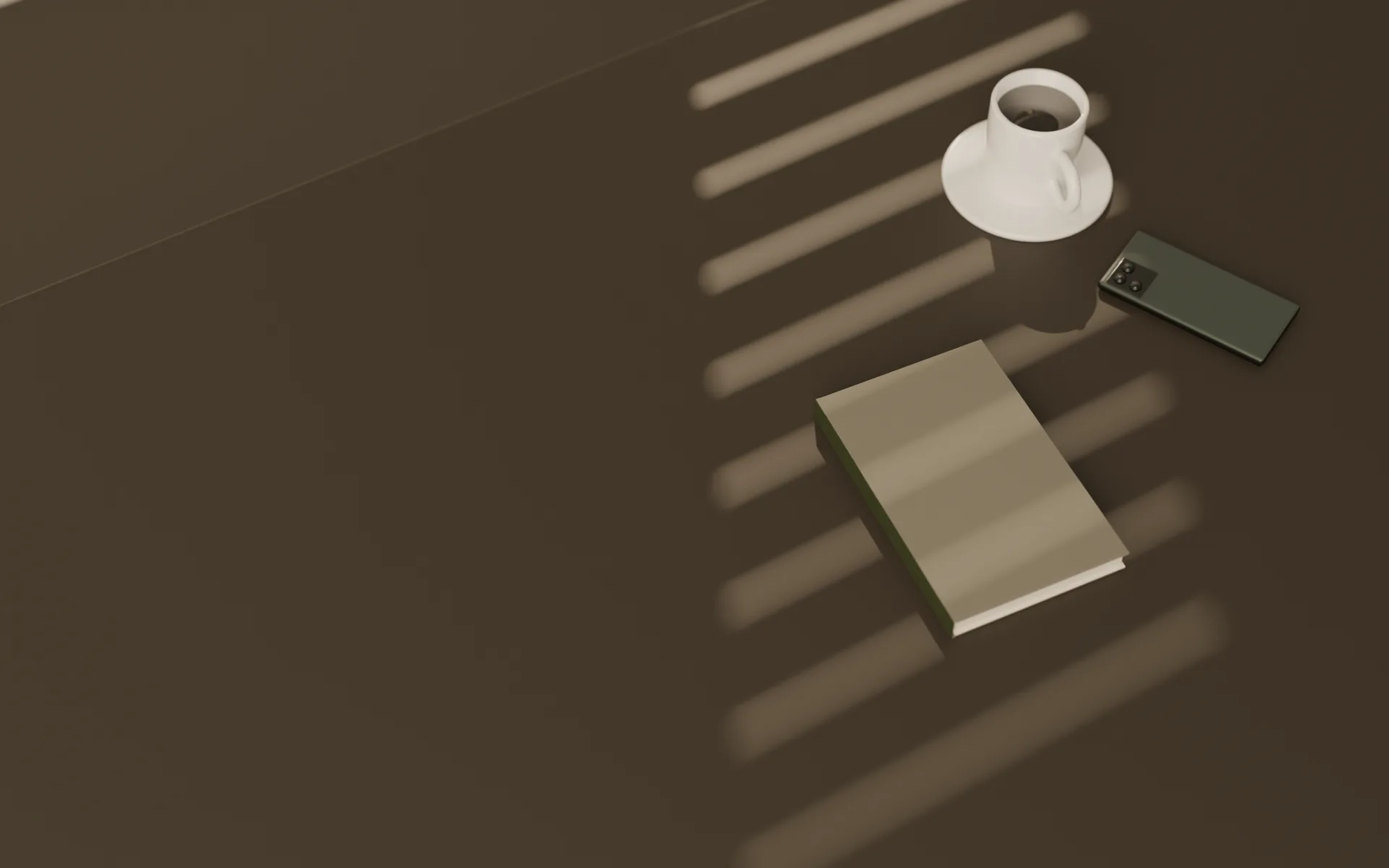 Besprechungstisch im warmen Morgenlicht, darauf eine geschlossene Kladde, eine Kaffeetasse und ein Telefon mit dem Display nach unten.