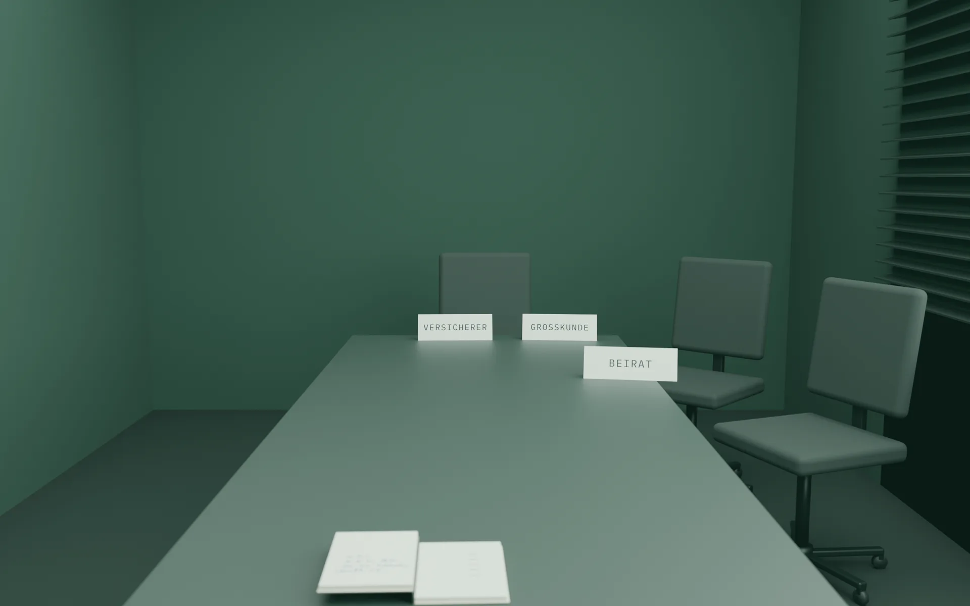 Blick vom Platz der Geschäftsführung über den Tisch: gegenüber drei leere Stühle, einer am Tischende, zwei an der Fensterseite, davor Platzkarten mit den Namen Versicherer, Großkunde und Beirat. Vorn liegt die aufgeschlagene Kladde. Bedecktes Licht.